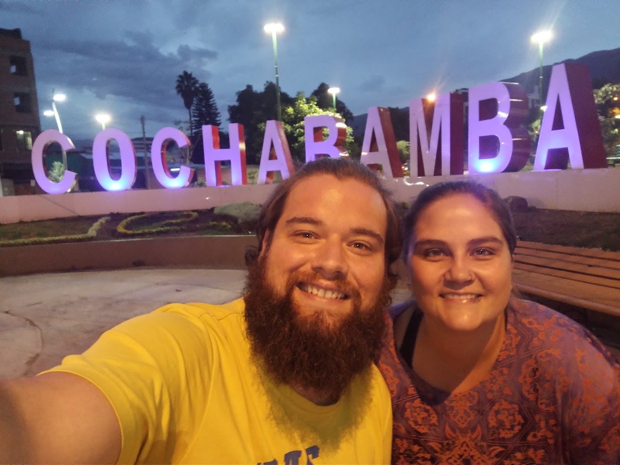 Eu e a Ju em frente ao letreiro de Cochabamba