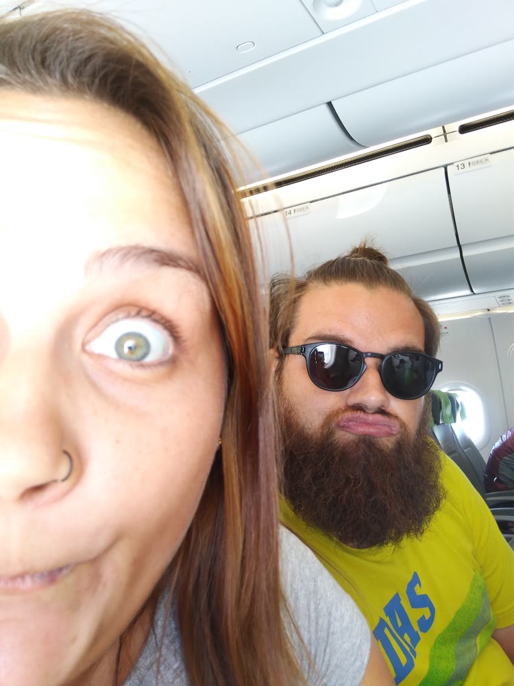Eu e a Ju em uma selfie dentro do avião