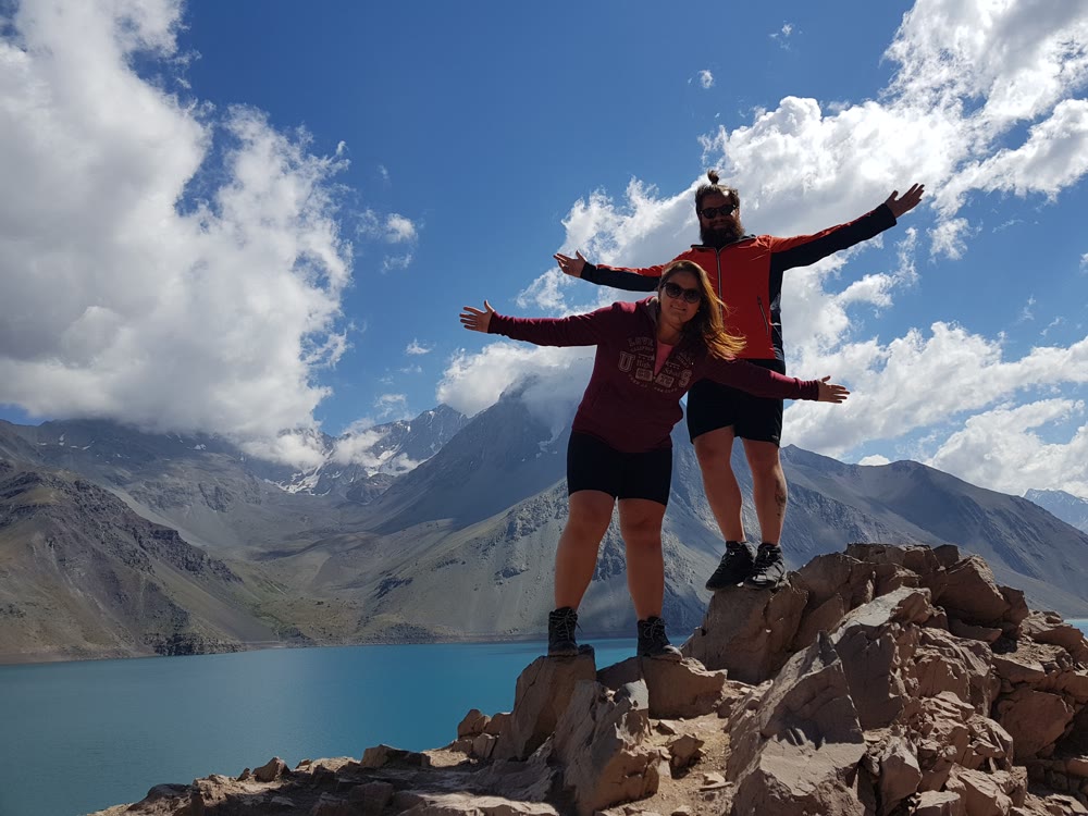 Eu e a Ju diante de um lago cercado por montanhas