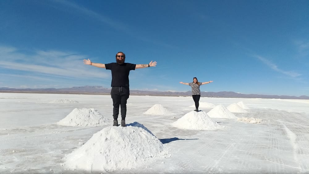 Eu e a Ju de braços abertos sobre montes de sal